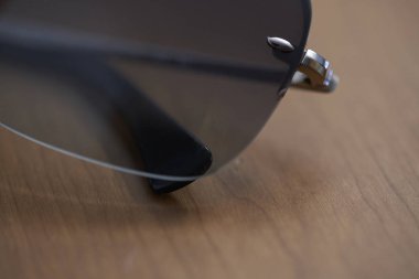 Ahşap bir masada gözlük