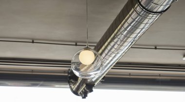 Bir odada modern ampul