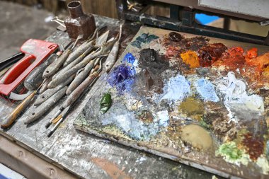 Okuldaki boyalar paleti