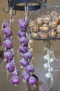 Sarımsak ve soğan mutfakta asılı