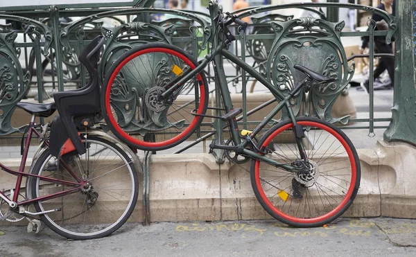 Красный Велосипед Припаркован Улице — стоковое фото