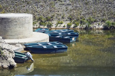 Nehirde mavi tekneler