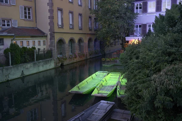 Colmar'daki Petite Venise. Yeşil Tekneler
