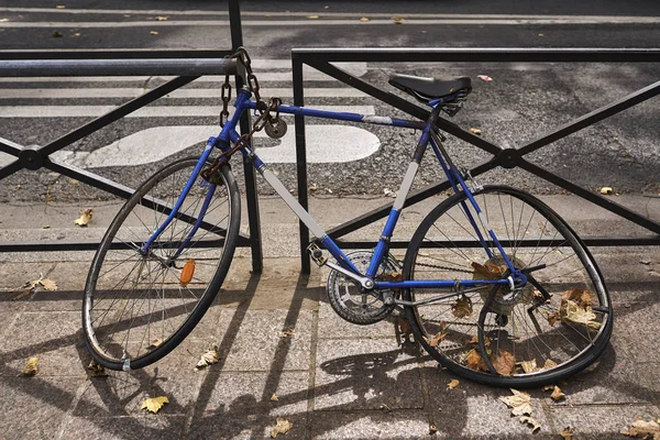 Bicicleta Vieja Estacionada Calle — Foto de Stock