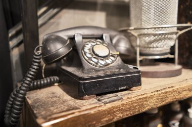 Eski ve vintage siyah telefon