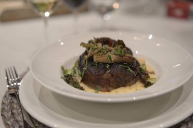 Ossobuco çanak yemeye hazır