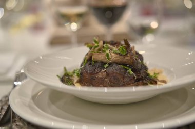 Ossobuco çanak yemeye hazır