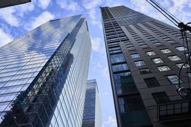 bir şehirde aşağıdan gökdelen