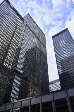 bir şehirde aşağıdan gökdelen