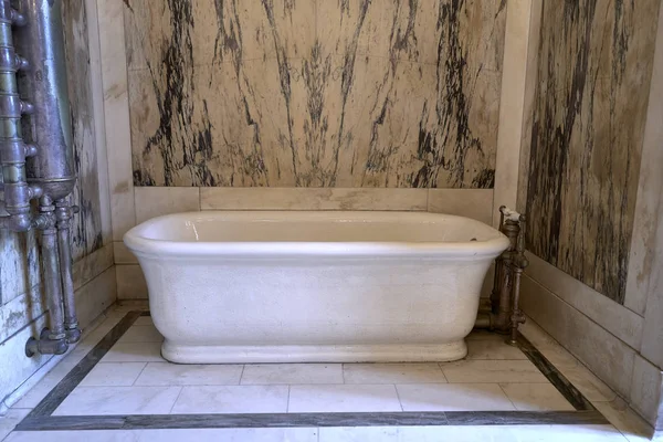 宫殿内的浴缸 卡萨洛马斯 — 图库照片