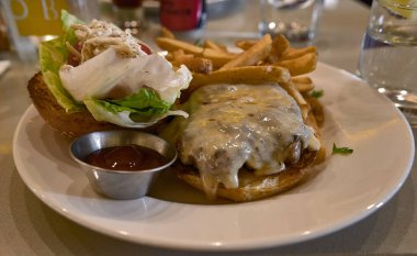 bir restoranda patates kızartması ile hamburger