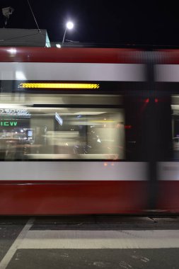 gece uzun pozlama tramvay