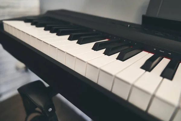 Teclado de piano de cerca —  Fotos de Stock