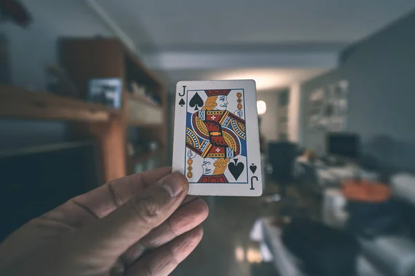 Speelkaart in een hand — Stockfoto
