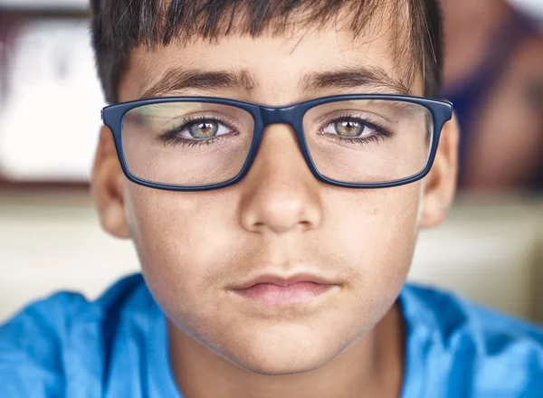 Зеленые глаза мальчик в очках — стоковое фото