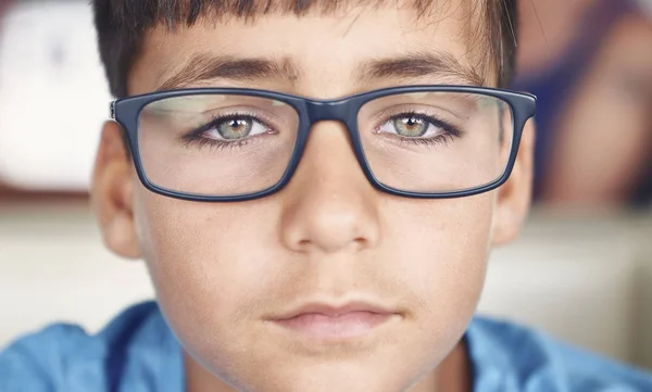 Ojos verdes chico con gafas —  Fotos de Stock