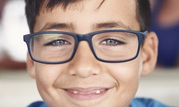 Ojos verdes chico con gafas — Foto de Stock