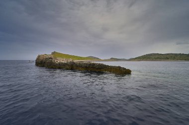 denizin ortasında küçük ada