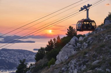 Dubrovnik günbatımında füniküler. Hırvatistan