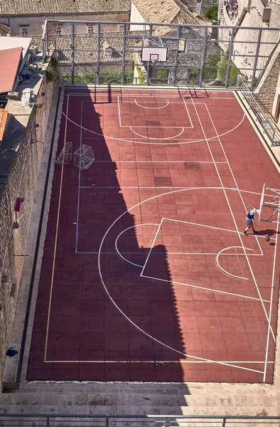 Boisko do koszykówki na starym mieście w Dubrowniku. Europa, Chorwacja — Zdjęcie stockowe