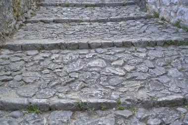 Ortaçağ şehrinde taştan yapılmış merdivenler