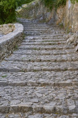 Ortaçağ şehrinde taştan yapılmış merdivenler