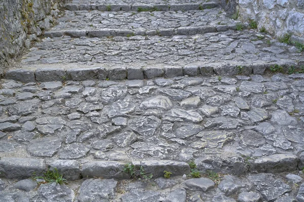 Trappen gemaakt van stenen in een middeleeuwse stad — Stockfoto