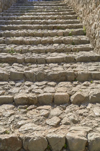 Escadas feitas de pedras em uma cidade medieval — Fotografia de Stock