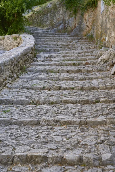 Escaleras de piedras en una ciudad medieval — Foto de Stock