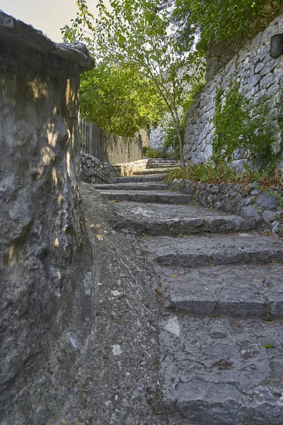 Escaleras de piedras en una ciudad medieval — Foto de Stock