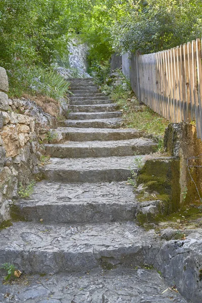 Escadas feitas de pedras em uma cidade medieval — Fotografia de Stock