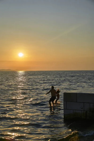 Silueta en la puesta de sol de Zadar. Croacia. Europa — Foto de Stock