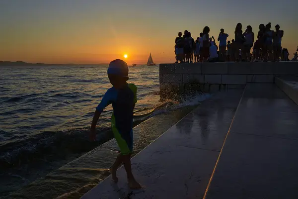 Silueta en la puesta de sol de Zadar. Croacia. Europa — Foto de Stock