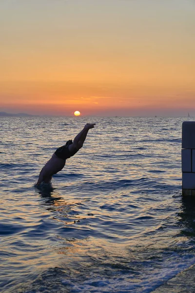 Silhuett i solnedgången i Zadar. Kroatien. Europa — Stockfoto