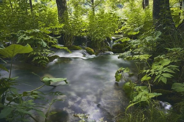 Plivitce Nationalpark in Kroatien. Langzeitbelichtungswasserfall — Stockfoto