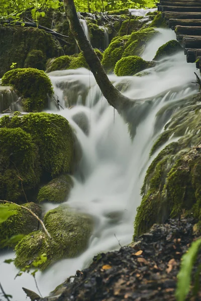 Plivitce Nationalpark in Kroatien. Langzeitbelichtungswasserfall — Stockfoto