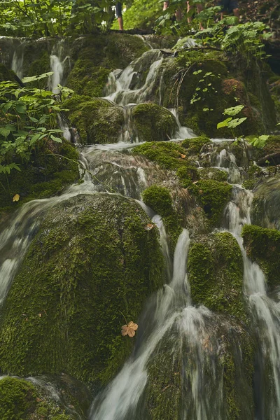 Plivitce Nationalpark in Kroatien. Langzeitbelichtungswasserfall — Stockfoto