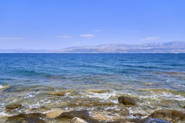 Supetar bölgesinde plaj. Brac adası. Hırvatistan