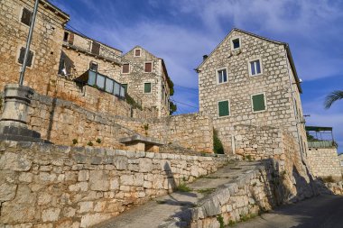 Lozisca'daki binalar. Brac Adası. Hırvatistan