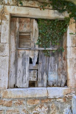 Bir destructed binada ahşap kapılar