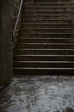 Ortaçağ şehrinde taş merdiven