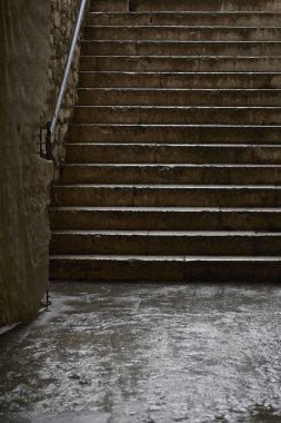 Ortaçağ şehrinde taş merdiven