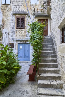 Ortaçağ şehrinde taş merdiven