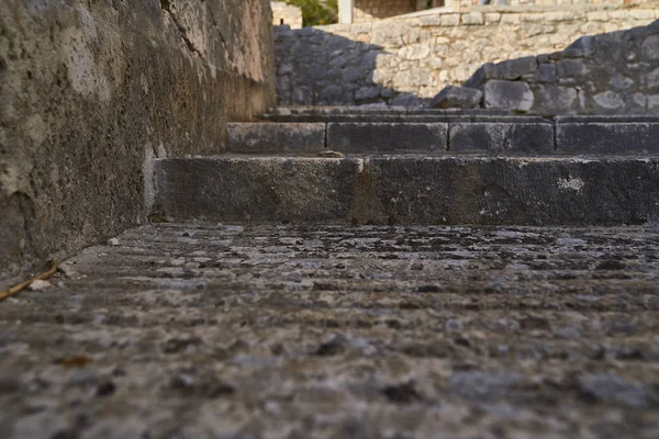 Escalera de piedra en una ciudad medieval — Foto de Stock