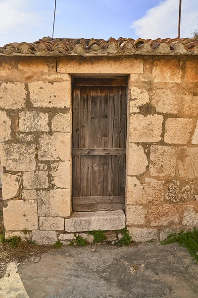 Ξύλινες πόρτες σε ένα καταστροφικό κτίριο — Φωτογραφία Αρχείου