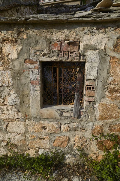 石头建筑中的木窗 — 图库照片