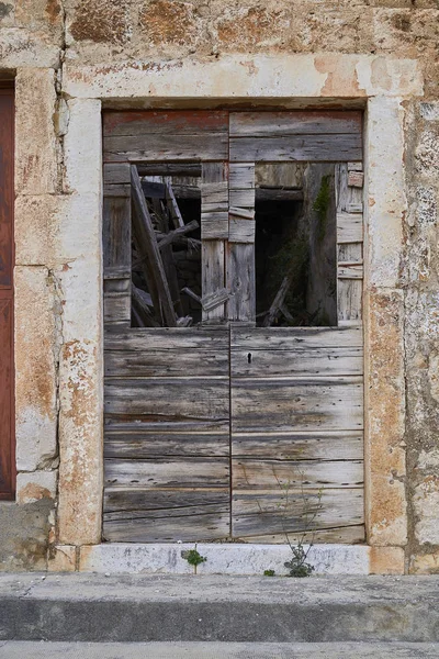 Houten deuren in een verwoest gebouw — Stockfoto