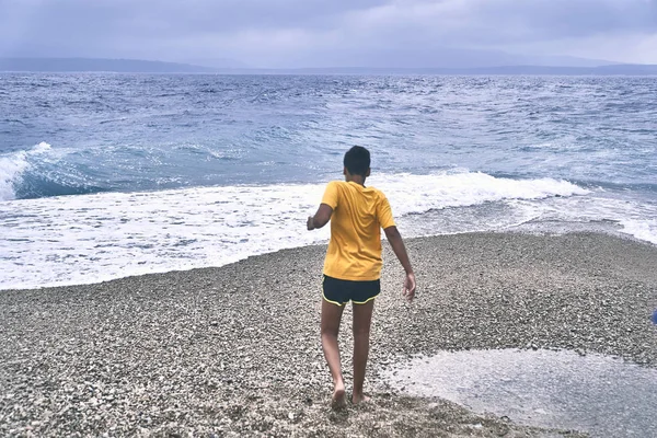 Pojke körs på stranden — Stockfoto