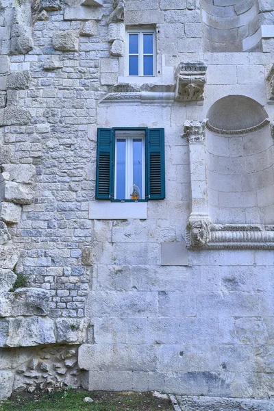 Ventana azul en una pared de piedra — Foto de Stock