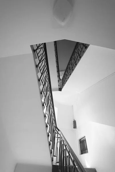 Escadas interiores em um edifício — Fotografia de Stock